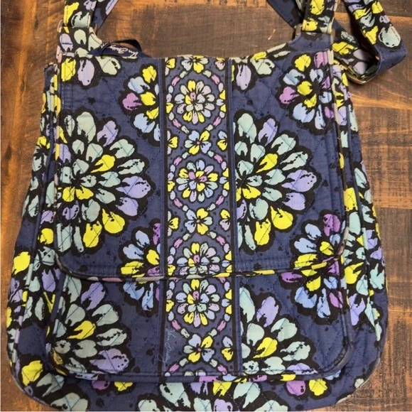 Vera Bradley Crossbody MAILBAG ~ Indigo Pop ~ Pockets ~ Top Flap ~ Ex. Cond. - Picture 5 of 8